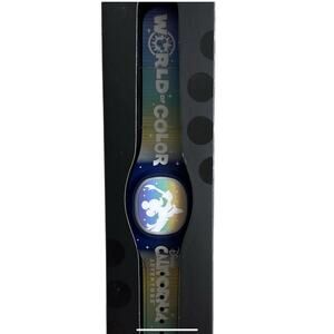 NIB Disney Parks Christmas Mickey Mouse: The Main Attraction Dumbo MagicBand 2